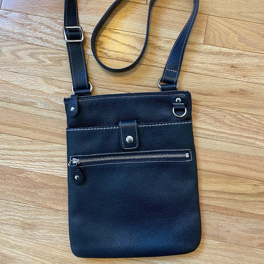 New condition Roots Cervino black leather crossbody purse